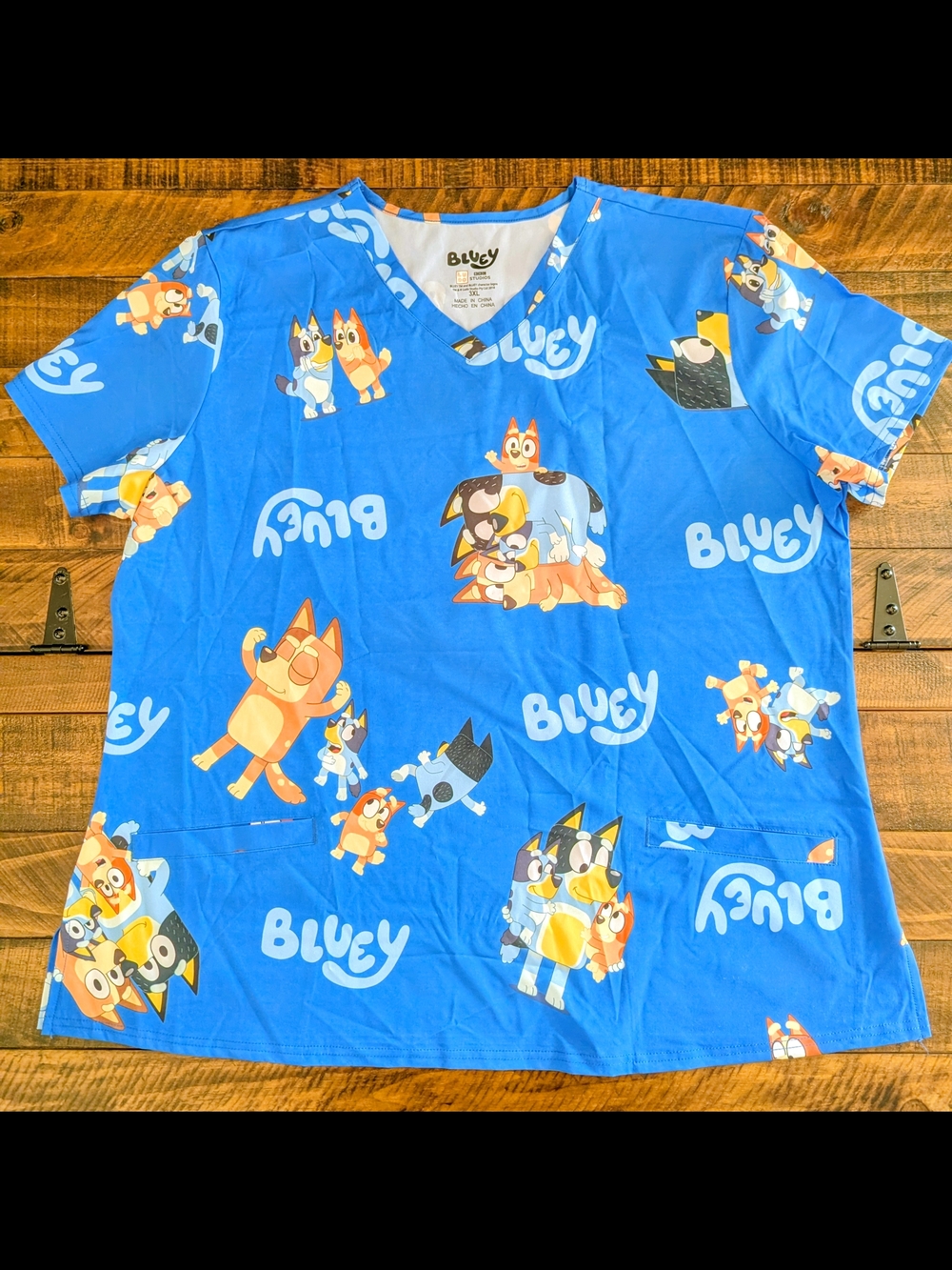 Bluey & Bingo Family BBC Scrub Top 3X Blue Short Sleeve V Neck Lightweight NWOT